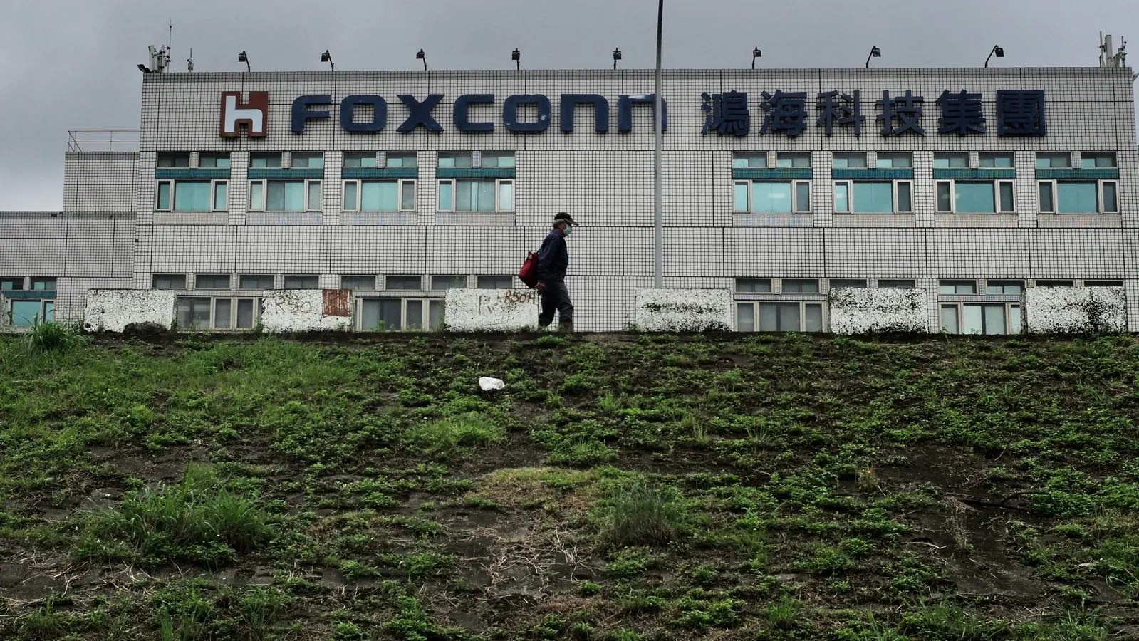 شركة Foxconn تواجه غضب عمالي قد يفقد آبل انتاج 0% من هواتف الآيفون 