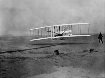 في اي عام طارت اول طائرة