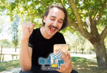 شخص يلعب في الهاتف