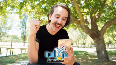شخص يلعب في الهاتف