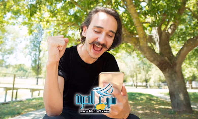 شخص يلعب في الهاتف